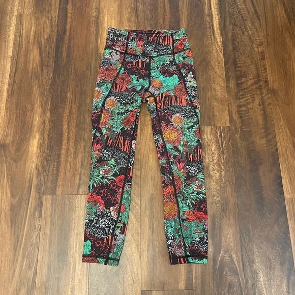 Lululemon  Time To Sweat Cropped Pant Zen Garden Multi Floral Print 4 - Picture 3 of 4